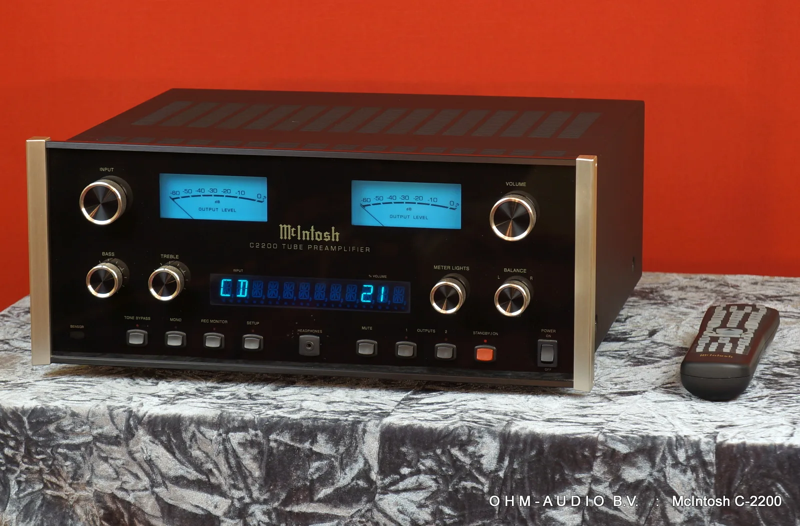 McIntosh C-2200 Préamplificateur à tubes, avec télécommande : Vendu au Royaume-Uni