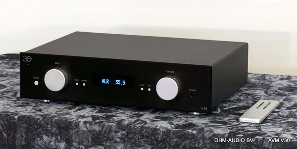AVM V30 Vorverstärker + AVM M30 Monoblöcke, VERKAUFT in die Niederlande