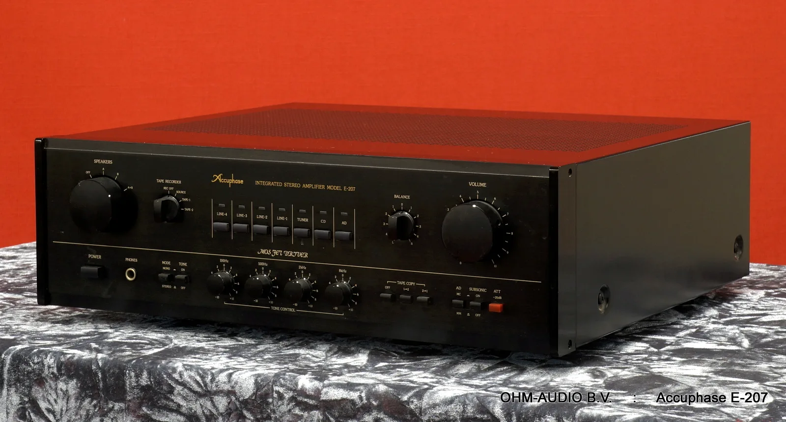 Accuphase E-207 Integrated Amplifier, Black, Excellent Condition : SOLD