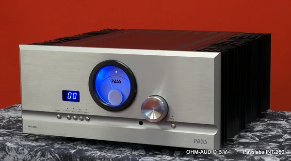 Pass Labs INT-250 Integrated Amplifier, Jong Occasion in Nieuwstaat, Inclusief OVP : SOLD
