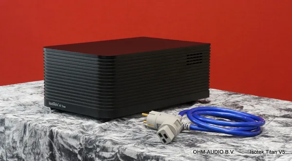 IsoTek V5 Titan met EVO3 Premier C19 Powercord, High-end Powerconditioner, Nieuwstaat, Occ : SOLD