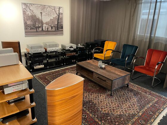 Kleine luisterruimte, foto gemaakt van achter de luidsprekers